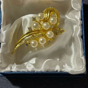 Elegant vintage Gold and Pearl Brooch